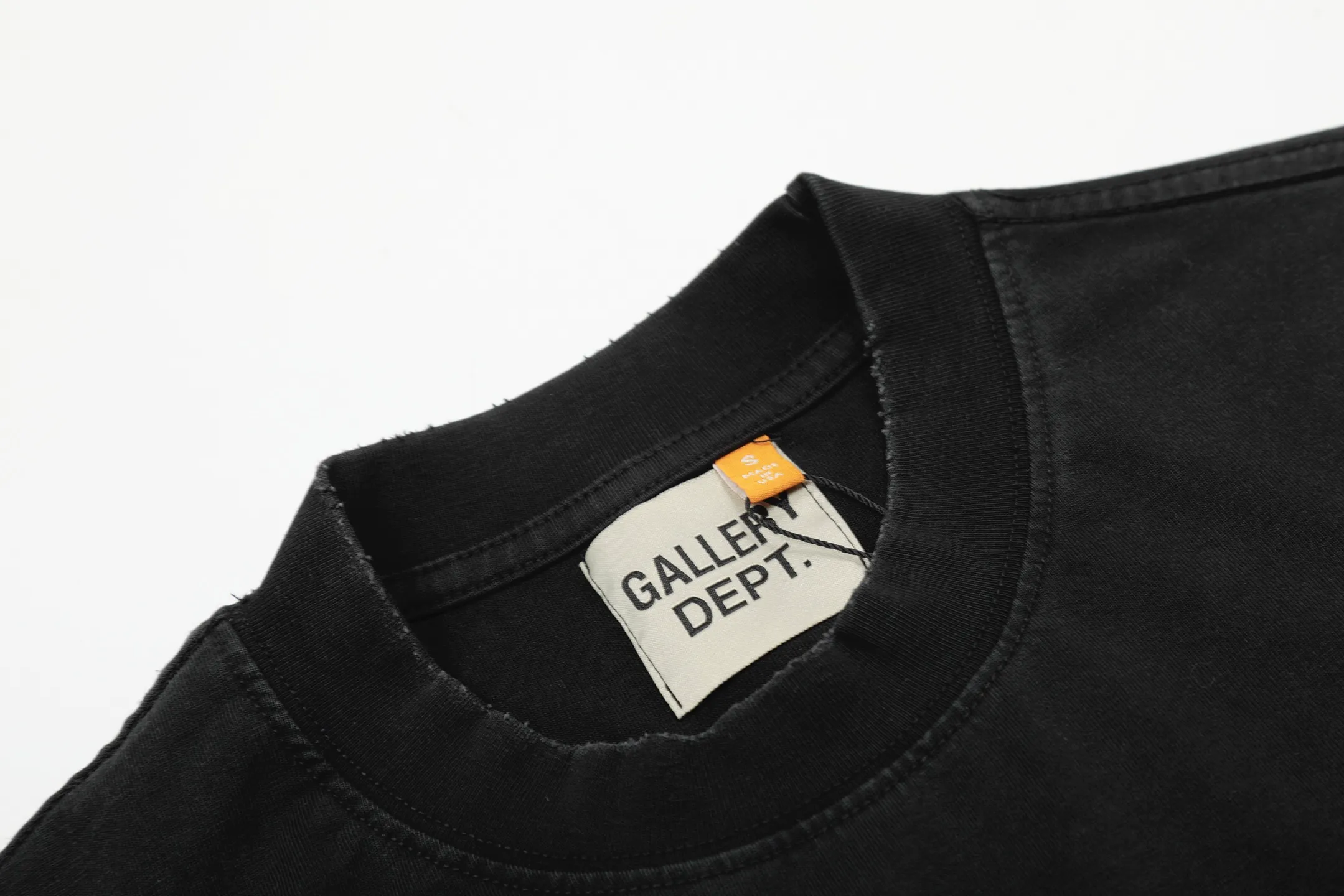 pt model number #G1002 P110 GALLERY DEPT. Old and frayed sleeveless waistcoat short sleeves. Basic black and gold letter printing. Made of 280G double yarn pure cotton. The fabric is comfortable and stylish. After washing and distressing, the upper body becomes more fashionable and cool. The collar and hem are frayed. The US version is too large. Color: washed black. Size S/M/L/XL